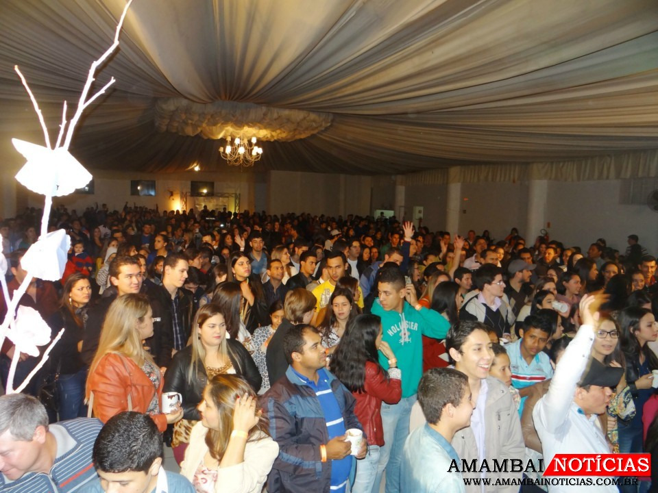 A festa reúne muitas pessoas no Centro de Eventos da Prefeitura de Amambai