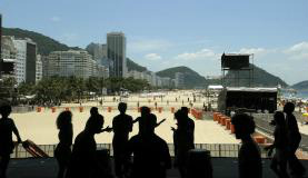 Público começa a chegar para o show na festa de réveillon, em Copacabana