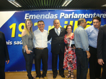 Vereador Prego com o deputado Lauro Davi e a presidene do Lar, Lurdes Ciarini, durante assinatura de convenioFoto: Divulgação