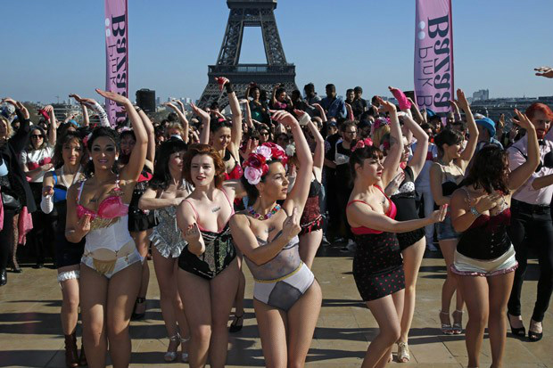 Grupo fez apresentação de dança burlesca antes do arremesso de sutiãs (Foto: Benoit Tessier/Reuters)