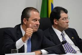 Polícia Federal envia peritos para analisar queda de avião em Santos Polícia Federal envia peritos para analisar queda de avião em Santos