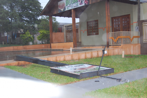 Muitos comércios de Amambai tiveram prejuízo com placas e fachadas danificadas. Foto: Moreira Produções.