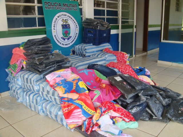 PMA apreende dois veículos carregados de contrabando de roupas