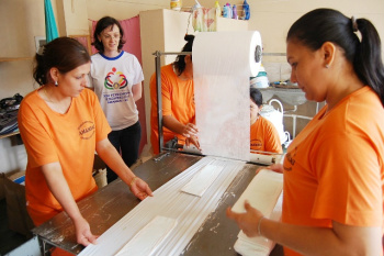 O projeto promove a união e a reintegração social. Com o trabalho prestado, o tempo da pena de cada detenta pode ser reduzido.