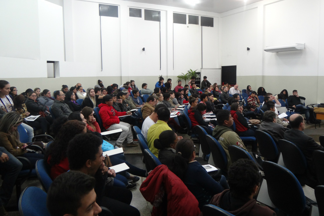 A mesa redonda contou com acadêmicos e professores da entidade / Foto: Moreira Produções
