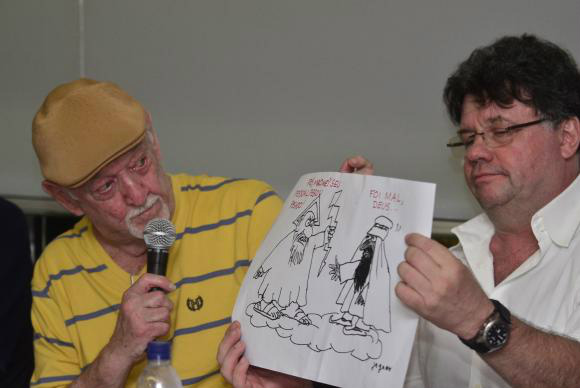 O catunista Jaguar, e o humorista Marcelo Madureira, participam de ato em repúdio ao atentado contra o jornal de humor francês Charlie Hebdo Fernando Frazão/Agência Brasil