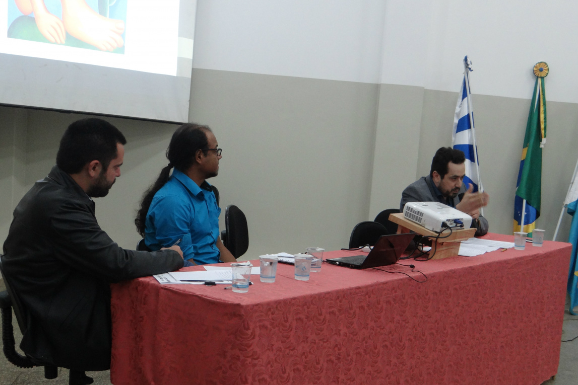  A mesa redonda teve como palestrantes Lucas de Almeida Pereira (Ufabc) e Cleverson Rodrigues da Silva (Ufms). / Foto: Moreira Produções