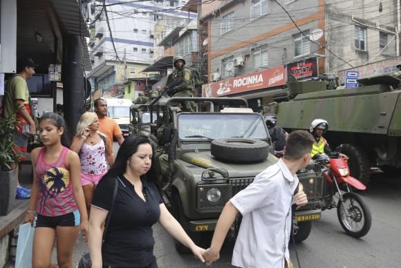 Sete pessoas morrem no segundo tiroteio em uma semana na Rocinha Após o segundo tiroteio da semana, a Rocinha, uma comunidade com cerca de 70 mil pessoas, teve a rede elétrica atingida e está sem luzArquivo/Vladimir Platonow/Agência Brasil