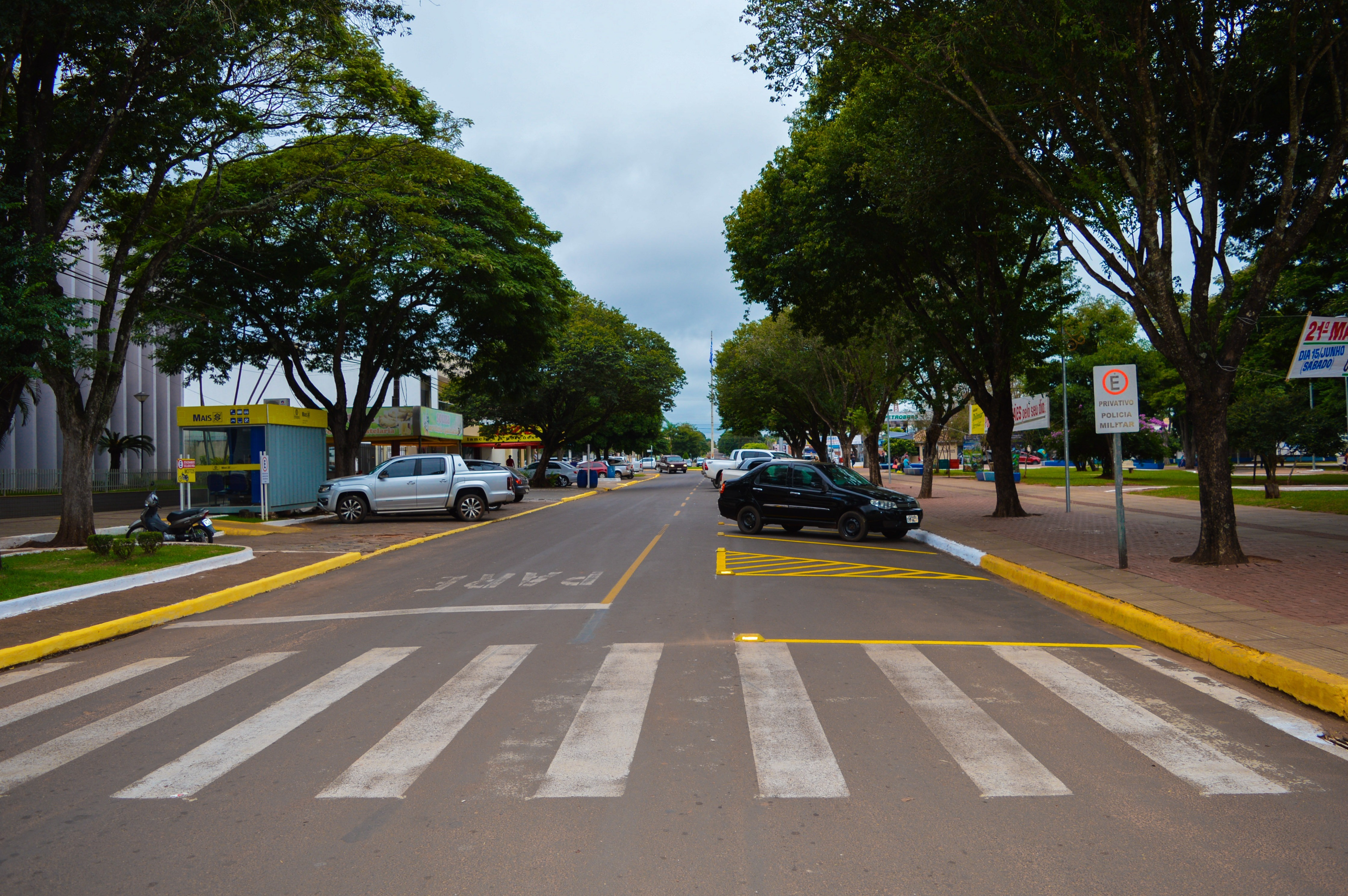  Rua Tiradentes, entre a avenida Pedro Manvailer e a rua 7 de Setembro, em frente ao Banco do Brasil, passa a ser de mão única / Foto: Moreira Produções