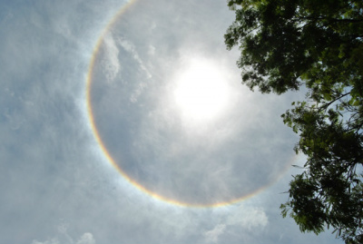 Halo solar pode ser observado em Amambai; a foto foi feita por volta das 14 horas deste sábado (17).