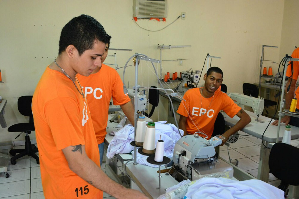 Em presídio de Corumbá, reeducandos são capacitados em panificação e costura