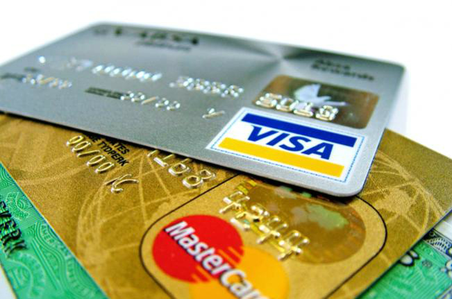 Brasileiros compraram menos no crédito em abril