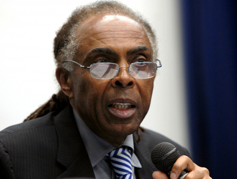 Gilberto Gil diz que processo de impeachment é "delírio político" O cantor, compositor e ex-ministro da Cultura Gilberto Gil criticou ontem (7) o processo de impeachment aberto na Câmara dos Deputados contra a presidenta Dilma Rousseff. Segundo ele, neste momento, se vê no Brasil um exemplo de uma “aventura, um delírio político tentando legitimar uma aventura jurídica com o pedido de impeachment da presidente”.
