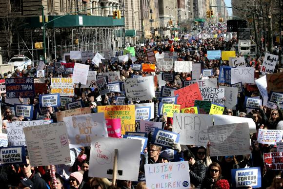 Estudantes e ativistas saem às ruas em protesto pelo controle de armas nos EUA Milhares de manifestantes se reúnem no Central Park West em protesto pelo controle de armas nos Estados Unidos as armas / Foto: EFE/Peter Foley