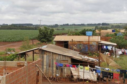 De antigo império da soja à maior favela rural no interior do Brasil De antigo império da soja à maior favela rural no interior do Brasil