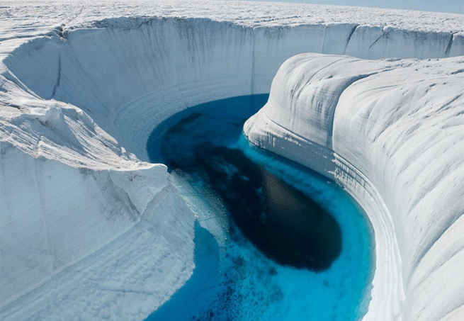 ICE CANYON – GROENLÂNDIAO fotógrafo James Balog, da National Geographic, escolheu um dos melhores ângulos para fotografar o Ice Canyon, na Groenlândia. A paisagem gelada pode ser vista pelos turistas que tiverem coragem de encarar as baixas temperaturas da região. É preciso se agasalhar bem para conferir o espetáculo, mas vale o esforço.