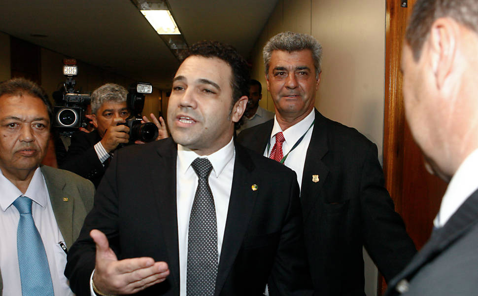 Deputado Marco Feliciano emprega pastores que só trabalham na igreja Deputado Marco Feliciano foi eleito presidente da Comissão de Direitos Humanos e Minorias da Câmara; ele vem sofrendo pressão de grupos socias para deixar o cargo desde então