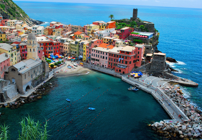 CINQUE TERRE – ITÁLIAOs prédios de cores fortes se aglomeram nesta região, que fica à beira do Mediterrâneo. A região de Cinque Terre é um dos maiores atrativos turísticos em Riviera Ligure, na região de La Spezia, ao sul de Milão. O trecho de terra é considerado um patrimônio mundial da humanidade pela UNESCO desde 1997. 