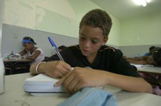 Bolsa Família impacta na redução do déficit educacional no País Crianças estão conseguindo concluir o ensino fundamental
