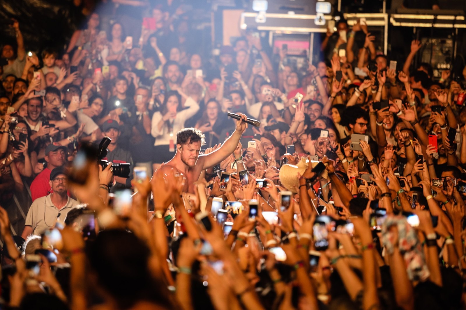 Imagine Dragons comprova ser a maior nova banda de rock com show no Lollapalooza Dan Reynolds, vocalista do Imagine Dragons, vai pra galera no segundo dia do Lollapalooza 2018 (Foto: Fabio Tito/G1)