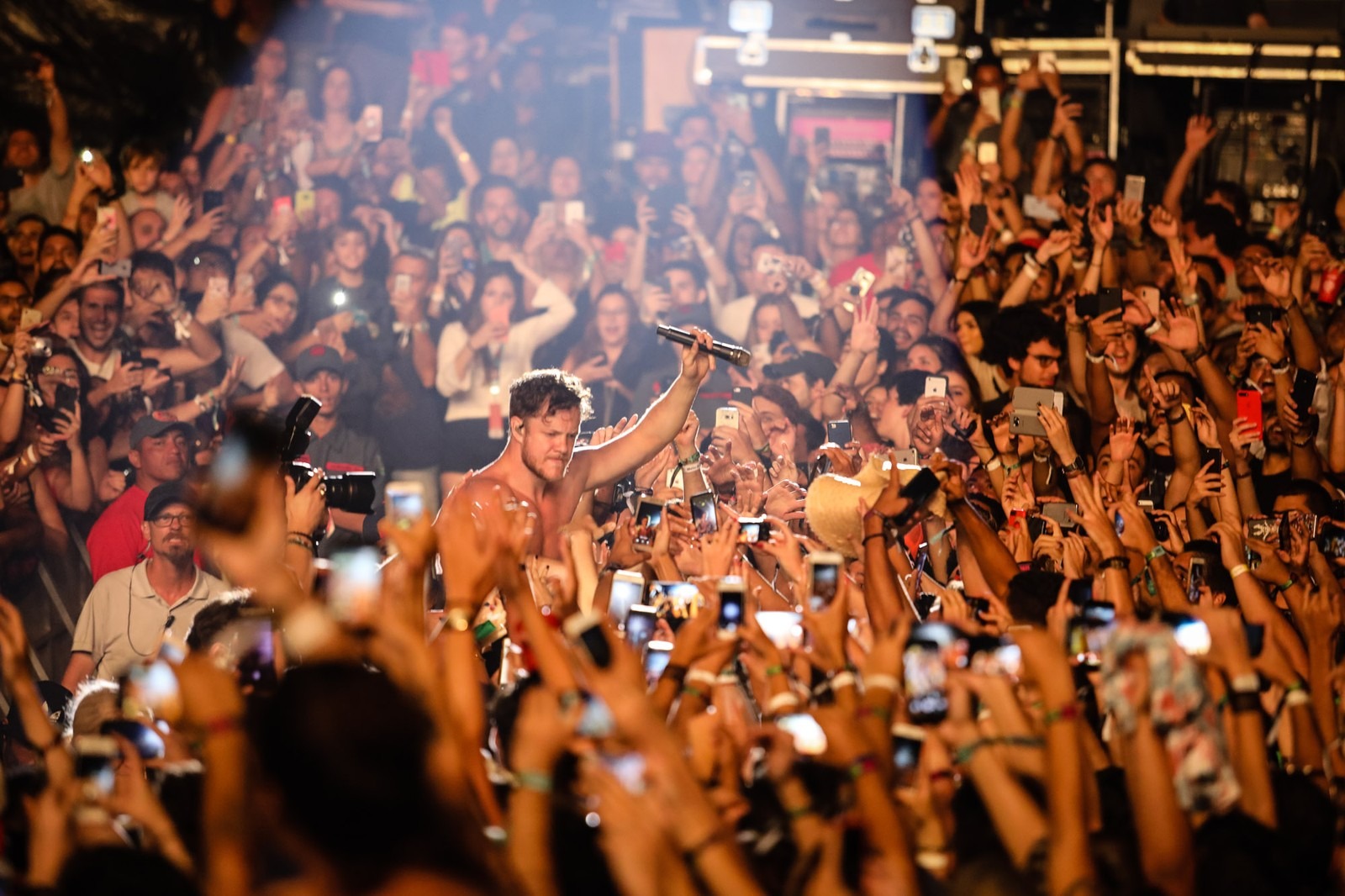 Dan Reynolds, vocalista do Imagine Dragons, vai pra galera no segundo dia do Lollapalooza 2018 (Foto: Fabio Tito/G1)