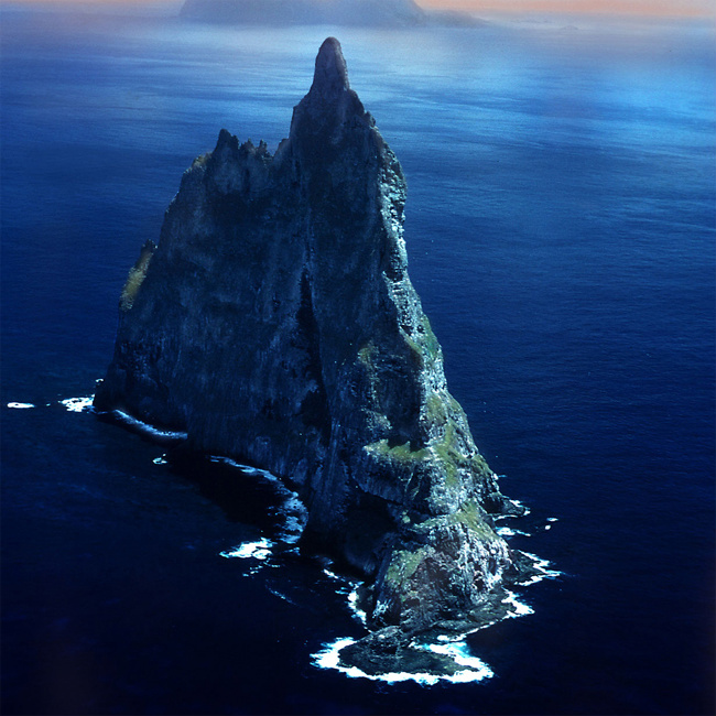 BALL’S PYRAMID – AUSTRÁLIACom 562 metros de altura, é uma estrutura geológica que se assemelha a uma coluna, localizada no mar. É a mais alta do mundo nesta categoria e se formou há 7 milhões de anos, pelo processo de erosão. É localizada no Oceano Pacífico e fica próxima ao território australiano. 