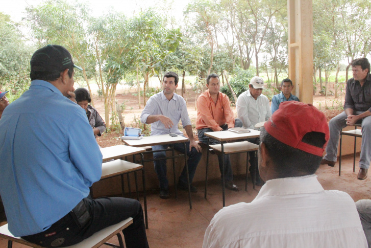 Christiano Bortolotto conversou com lideranças da aldeia Amambai para conhecer as principais necessidades da agricultura da comunidade / Foto: Assessoria