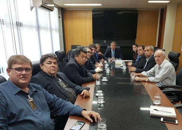 Políticos de Amambai cobram instalação da 3ª Vara no município Os polípreticos estiveram reunidos com o juiz auxiliar da presidência do TJ, Luiz Antônio Cavassa. / Foto Divulgação