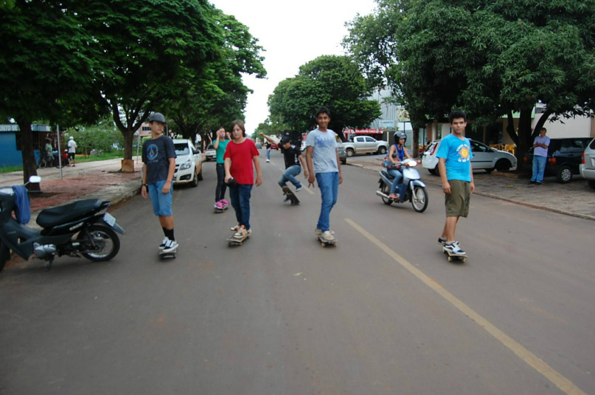 Sem pista de skate, os skatistas usam ruas e calçadas para praticar o esporte.