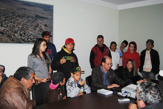Cerca de 30 crianças e adolescentes, meninos e meninas, todos skatistas, lotaram o gabinete do prefeito para receber a notícia da construção da pista.