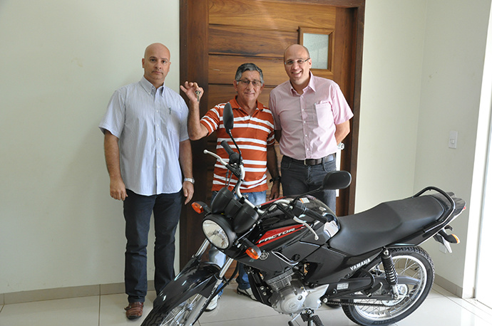 Prêmios da campanha do IPTU 2014 são entregues pela Prefeitura de Amambai O Ganhador da Moto Yamaha Factor 0 Km, Avelino Vieira Soares, recebeu o prêmio das mãos dos Secretários Municipais Williams Fernandes e Rodrigo Selhorst