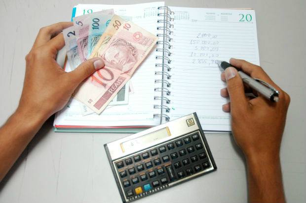 Brasileiros estão com dificuldades para regularizar dívidas Brasileiros estão com dificuldades para regularizar dívidas