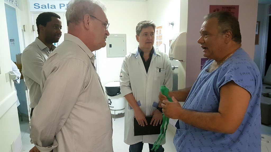 Geraldo Resende conversa com integrantes da equipe do Hospital Regional de Mato Grosso do Sul.