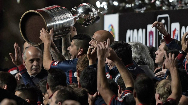 Em Buenos Aires, os torcedores do San Lorenzo, inclusive o Papa, comemoraram o primeiro título da Libertadores da história da equipe - Martin Acosta/Reuters