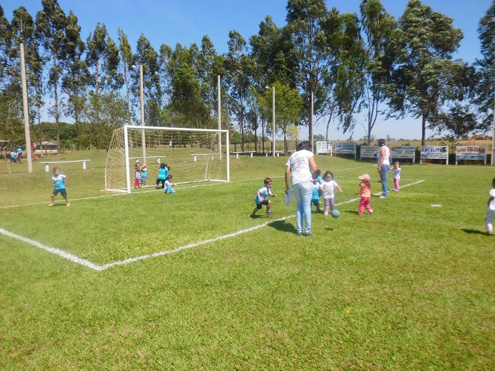 São dois os campos de futebol society, gramados, com tela de proteção e iluminados; um com arquibancada.