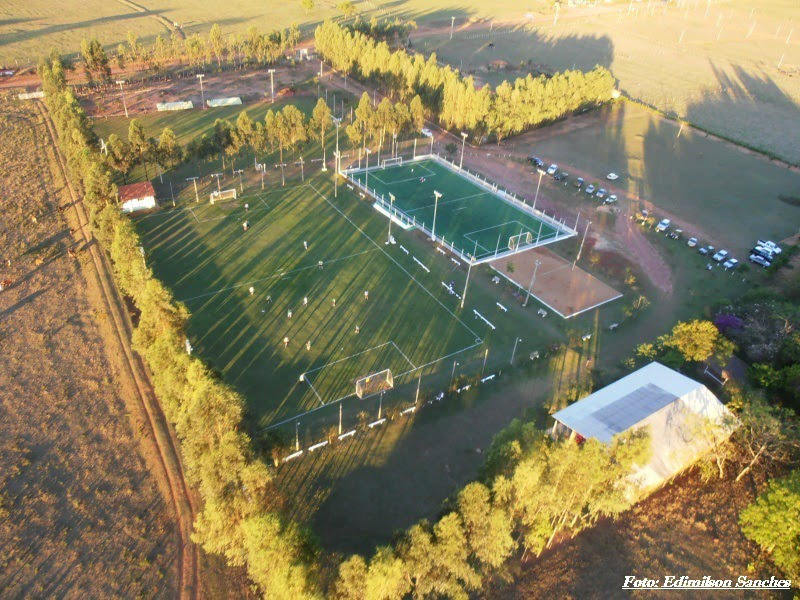 Toda a área é gramada e arborizada – mudas plantadas, regadas e cuidadas pelos associados - e um bosque capacita e qualifica as instalações.