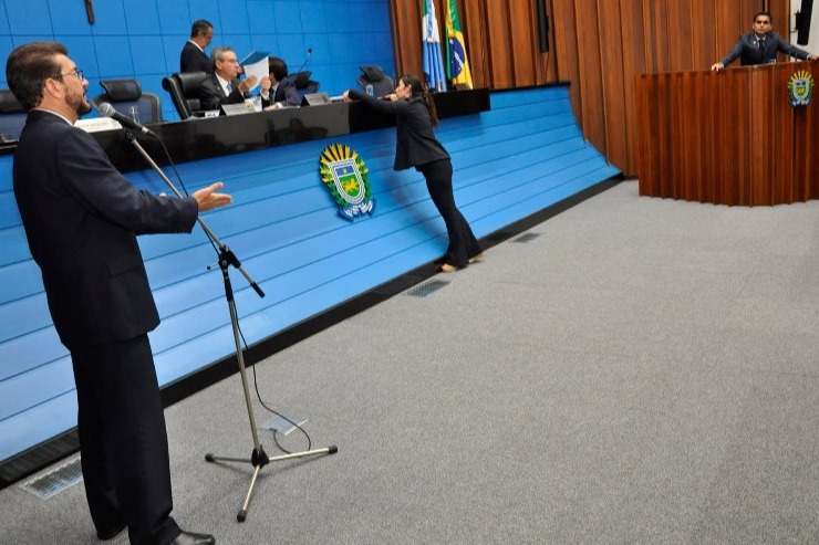 Herculano disse sobre os prejuízos do comércio na tribuna e Pedro Kemp, em aparte, defendeu a festa popular / Foto: Luciana Nassar.