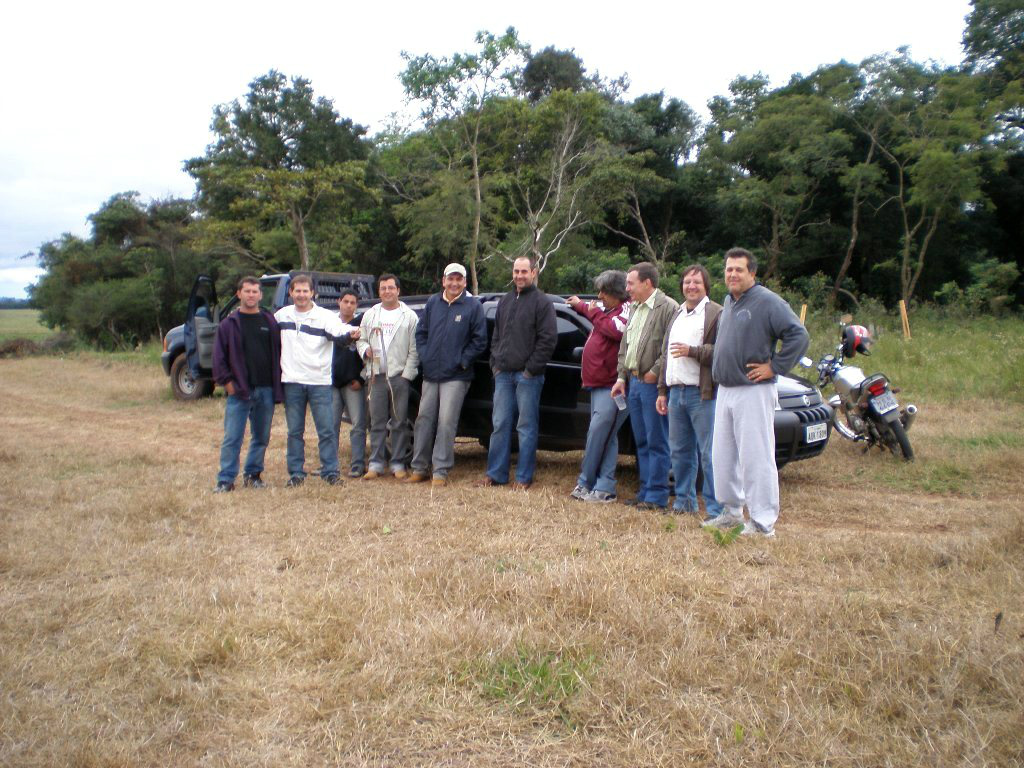 Parte do grupo visitando, em 2008,  a área para definição do local para instalação da Associação.