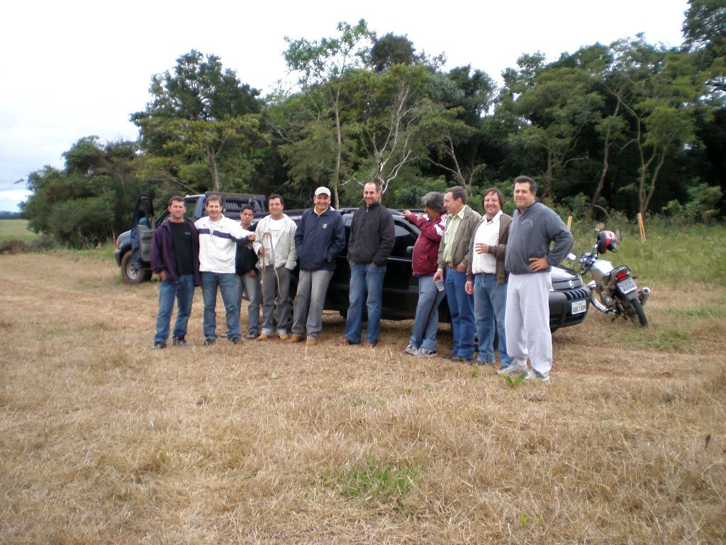Associação Tereré: futebol motivando lazer e cultura em Amambai Parte do grupo visitando, em 2008, a área para definição do local para instalação da Associação.