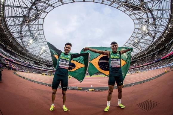 Brasileiros já garantiram 21 medalhas em Mundial de Atletismo Petrúcio Ferreira (direita) e Yohansson Nascimento conquistam ouro e prata