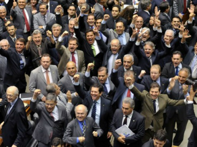 Deputados do PMDB não vão à posse de ministros e governo marca nova reunião Blocão de deputados, liderados pelo PMDB