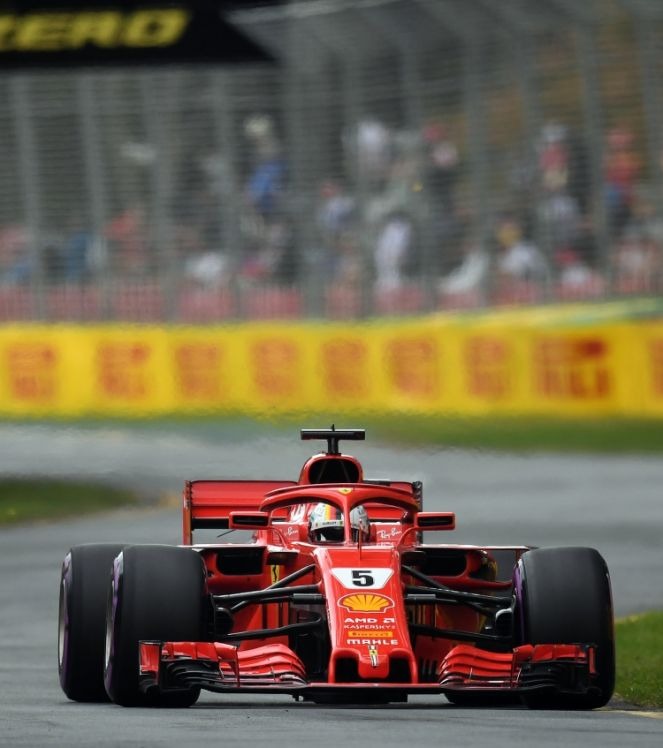 Com ajuda de safety car, Vettel supera Hamilton e vence na Austrália Vettel conquistou seu 100º pódio na carreira neste domingo ( (Foto: Saeed KHAN/AFP)