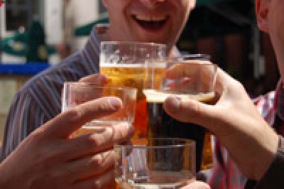 Projeto reforça proibição de vendas de álcool a menores Projeto reforça proibição de vendas de álcool a menores