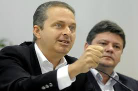 Buscas dos corpos de acidente que matou Eduardo Campos são interrompidas Buscas dos corpos de acidente que matou Eduardo Campos são interrompidas