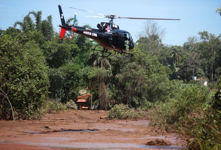 Helicóptero sobrevoa Rio Paraopeba atingido pelo rompimento de barragem da Vale, em Brumadinho    (Arquivo/Adriano Machado/Reuters/Direitos reservados)