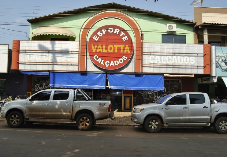 Valotta de Amambai está com promoção de calçados com 50% de desconto A loja está localizada na avenida Pedro Manvailler / Foto: Moreira Produções