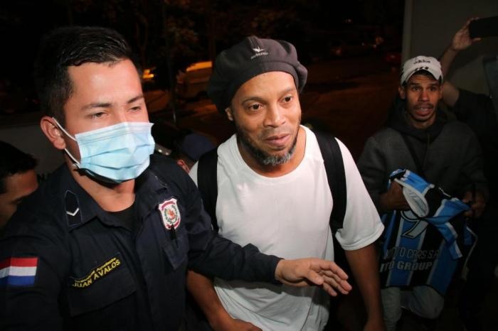 Autógrafo em camisa do Grêmio e procura de fãs por hotel: a repercussão da saída Ronaldinho e o irmão Assis pagaram depositaram caução de 1,6 milhão de dólares / Foto::Jorge Jara / Grupo Nación