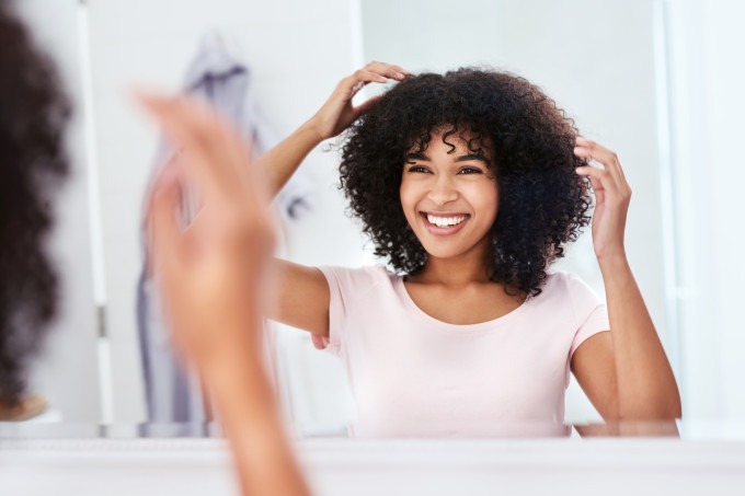 Como remover manchas de desodorante de roupas sociais e outras peças (iStock/Divulgação)