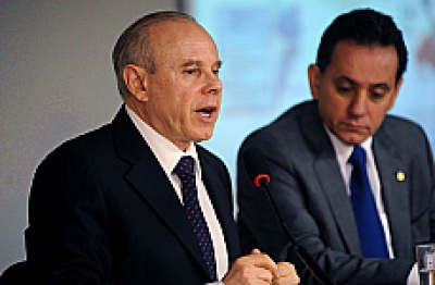 Guido Mantega (E): aumento do IPI é resposta a operações com câmbio manipulado.
