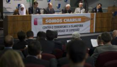 Senado presta homenagem às vítimas do terrorismo na França Representantes de várias religiões participaram do protesto contra o terrorismo e a islamofobia, e em defesa da liberdade de expressão Marcelo Camargo/Agência Brasil